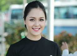 Á hậu Hoàng Anh làm nhân viên phát tờ rơi xinh đẹp