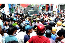 Côn đồ xông vào trụ sở chém công an