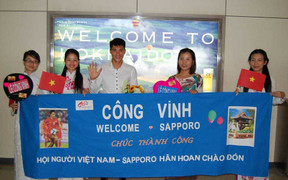 Sang Nhật, Công Vinh chẳng khác gì siêu sao