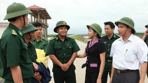 Nữ Bí thư Tỉnh ủy đội mũ cối chỉ đạo chống bão