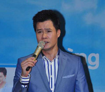 Mr Đàm gửi nụ hôn, fan nữ tỏ tình với Quang Dũng