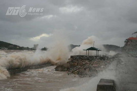 Ảnh: Sóng biển cao chục mét trắng xóa Đồ Sơn