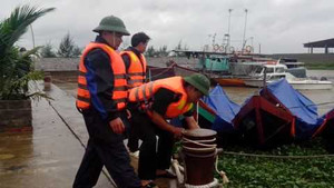 Mưa lớn ven biển miền Bắc, ráo riết sơ tán ngư dân