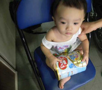 Nhiều trẻ uống phải sữa nhiễm khuẩn