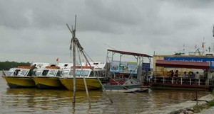 Bất chấp lệnh cấm, tàu cao tốc vẫn vượt biển ra đảo