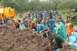 Clip: Trăm người chung tay cứu 'chốt chặn' Thủ đô