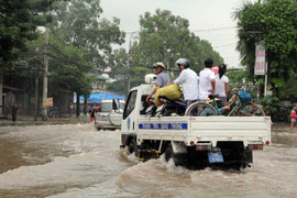 Ảnh: Vượt 'biển nước' miễn phí trên xe cảnh sát