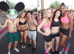 Clip: Mỹ nữ diện nội y hò hét trên đường phố