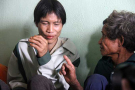 Cha con 'người rừng' lạ lẫm về lại làng xưa