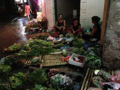 Mưa bão kéo dài, giá rau xanh tăng phi mã