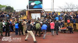 Lo vỡ sân trận SLNA-Hà Nội T&T