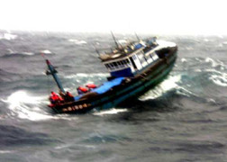 Cứu 15 ngư dân bị nạn trên biển, 1 người vẫn mất tích