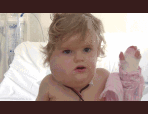 Xót xa bé gái có khối u khổng lồ quanh cổ