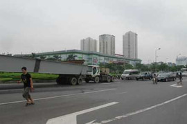 Rơi thanh dầm cầu vượt ngay giữa thủ đô
