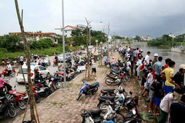 Ảnh: Người Hà Nội đổ xô bắt cá sông Tô Lịch