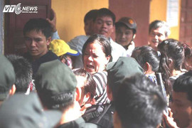 Tranh cướp mua vé ở sân Vinh trong nắng đổ lửa