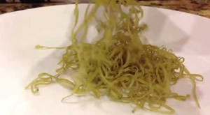 Tận thấy mỳ trứng làm từ cao su, đốt cháy khét lẹt