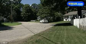 Đang ngủ, tự ngồi dậy lấy súng bắn vào chân