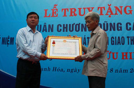 Bộ trưởng Thăng trao Huân chương Dũng cảm cho Trần Hữu Hiệp