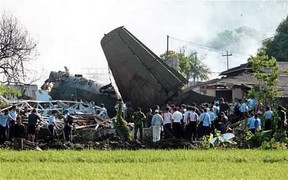 Clip: Máy bay rơi đè nát nhà dân