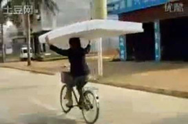 Clip: 'Dị nhân' chở đệm trên xe không tay lái