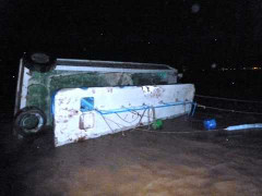 Đắm tàu giữa sông Sài Gòn, 4 người thoát chết