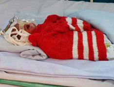 Bé sơ sinh suýt bị chôn sống giờ ra sao?