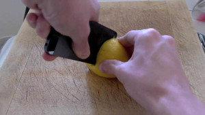 Xem iPhone 5 cắt chanh, làm muỗng nấu canh