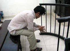 Dùng dép và gậy gỗ ép gái quê kích dục cho khách