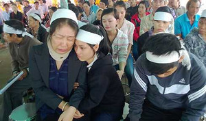 Đẫm nước mắt cầu siêu nạn nhân đắm tàu thảm khốc