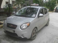 Tài xế taxi chốt cửa, dùng dao cướp tiền của khách