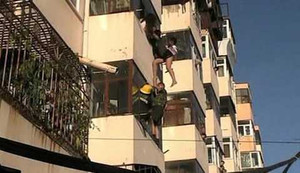 Clip: Vật lộn giải cứu bạn gái ngã từ ban công