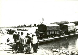 Chiến sĩ giao bưu nhận danh hiệu Anh hùng