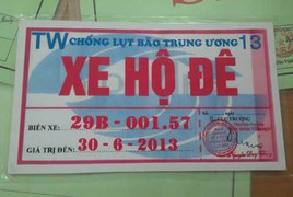 Triệt phá xưởng làm giấy phép giả cho xe vào phố cấm