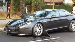 Nhân viên bán xe phá nát Aston Martin Rapide S