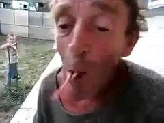 Sởn gai ốc xem người đàn ông nuốt chửng ếch sống