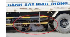 Cụ ông chui xuống gầm xe CSGT phản đối thu đồ