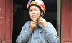 'Người rừng' đội mũ bảo hiểm đi dạo bộ