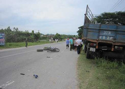 Đối đầu xe tải, sĩ quan quân đội văng 30m tử vong