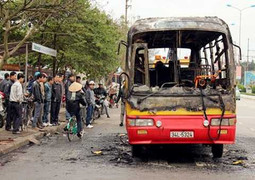 Clip: Xe bus cháy trơ khung tại bến