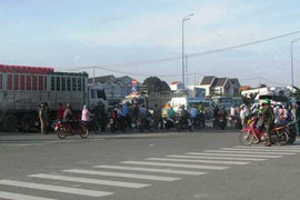 Bất lực nhìn chị gái bị xe tải cán chết