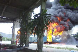 Ảnh: Xe khách 4 tỉ đồng cháy ngùn ngụt trên QL1A