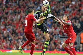 Khoảnh khắc Premier League: Sagna suýt mất mạng