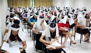 Chuyện lạ: Sinh viên đội mũ công chúa trong kỳ thi