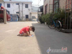 Cha bắt con gái 8 tuổi quỳ dưới trời nắng 40 độ C