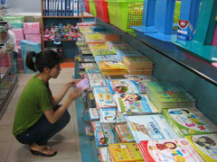 Đồ dùng phụ trợ học tập: Giá 'chát' vẫn đắt hàng