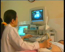 Phòng khám tư nhân: Lao công cũng... nội soi bệnh nhân