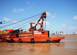 Trục vớt xà lan 600 tấn gãy đôi trên sông Sài Gòn