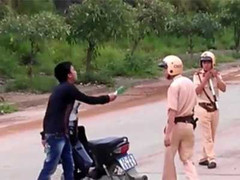 Mang ma túy, nam thanh niên tấn công CSGT