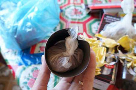 Hoang mang bột lạ 'nấp' trong bình nước Trung Quốc